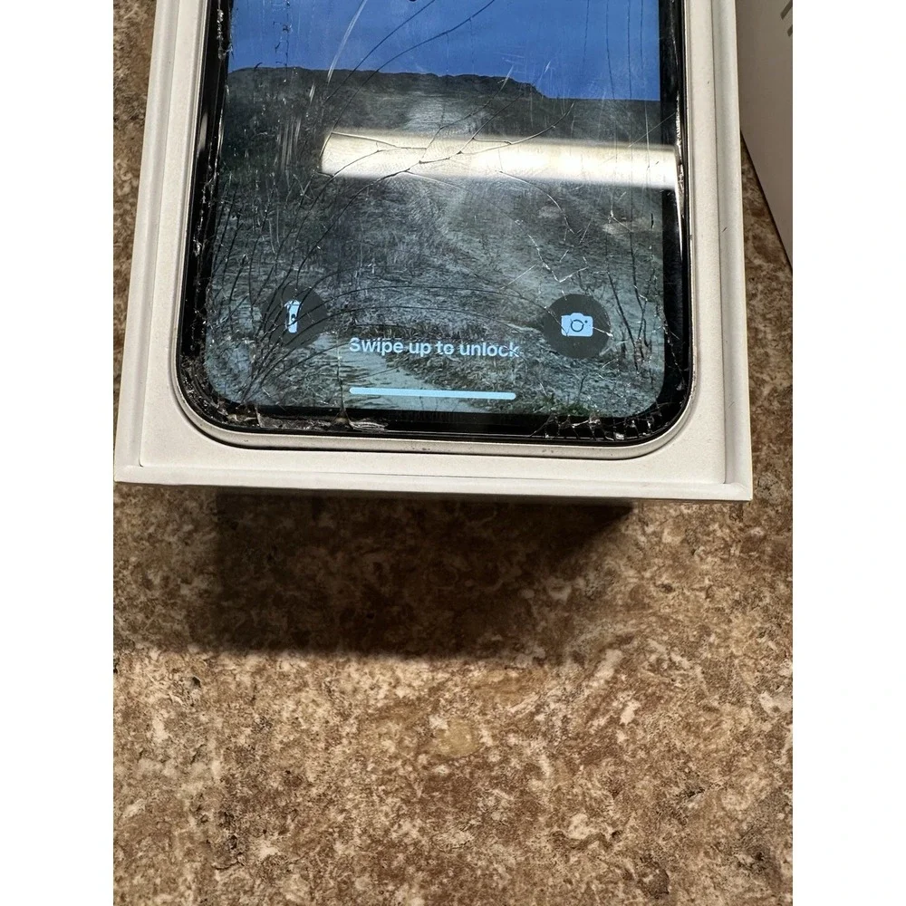 Iphone 11 64 Gb With‎ Box . Works